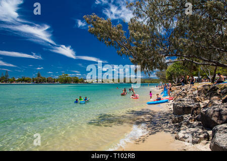 Gold Coast, Australie - 12 jan 2019 : Les gens bénéficiant d'activités de plage à la célèbre plage familiale à Tallebudgera Creek Gold Coast, Queensland, Australie Banque D'Images