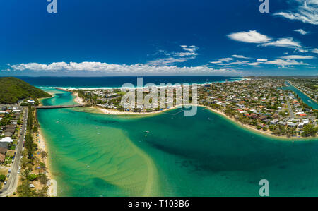 Drone aérien vue de Tallebudgera Creek et de la plage sur la Gold Coast, Queensland, Australie Banque D'Images