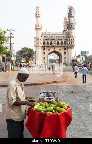 HYDERABAD, INDE - MARS 20,2019 un fournisseur de matières premières coupes de fruits mangues vertes à vendre en face de la ville historique de Charminar à Hyderabad, Inde Banque D'Images