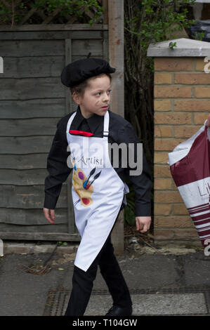 Garçon hassidique en robe de célébrer la fête juive de Pourim à Stamford Hill, Londres Banque D'Images