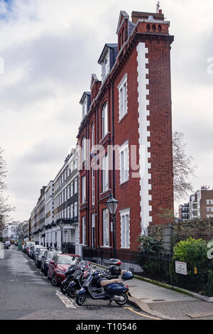 South Kensington, Londres, Royaume-Uni. L'insolite Thin House (5 Thurloe Square SW7) construit en 1886 comme studios pour les artistes, avec de grandes fenêtres orientées au nord Banque D'Images