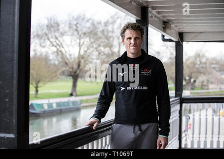 James Cracknell, ancien rameur olympique, s'est assis dans la Salle des Capitaines à l'Université de Cambridge Boat Club de l'avant de la course de bateau le 7 avril 2019, l'Angleterre. Banque D'Images