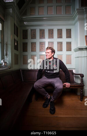 James Cracknell, ancien rameur olympique, s'est assis dans la Salle des Capitaines à l'Université de Cambridge Boat Club de l'avant de la course de bateau le 7 avril 2019, l'Angleterre. Banque D'Images