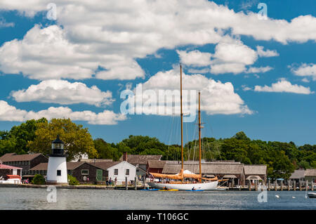 Vue sur le Mystic Seaport avec des bateaux et des maisons, Connecticut Banque D'Images