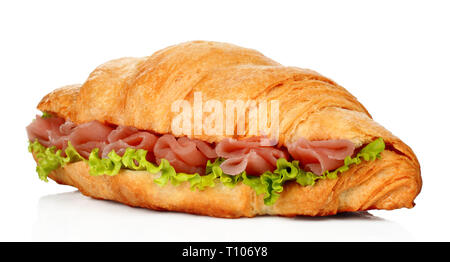 Big croissant avec une salade verte et la viande de porc sur fond blanc Banque D'Images