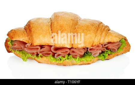 Big croissant avec une salade verte et la viande de porc sur fond blanc Banque D'Images