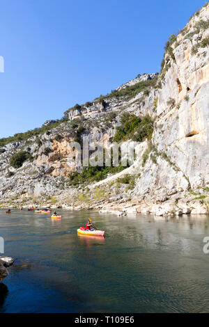 Sanilhac-Sagries (sud-est de la France) : canoë, kayak dans les gorges du Gardon, près du site de la Baume Saint-Veredeme Banque D'Images