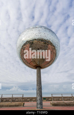 BLACKPOOL, Royaume-Uni - Octobre 21, 2016 : Giant mirror ball est une installation artistique sur la rive sud de Blackpool, Royaume-Uni. Banque D'Images