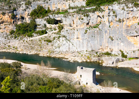 Sanilhac-Sagries (sud-est de la France) : site de la Baume et Saint-Veredeme dans les gorges du Gardon, avec l'ancien moulin Banque D'Images