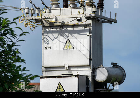 Système d'alimentation avec panneau électrique avec panneaux d'avertissement "choc électrique" sur le fond du ciel bleu close-up Banque D'Images