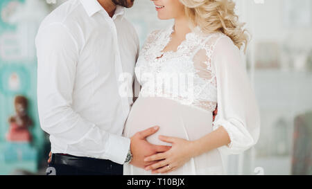 Beautiiful couple de femme enceinte et son mari. Banque D'Images