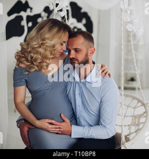 Beautiiful couple de femme enceinte et son mari. Banque D'Images