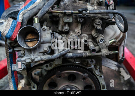 Close-up du moteur, l'accélérateur, raditor. Panne de moteur : papillon contaminés d'une vieille voiture Banque D'Images