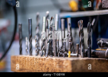 Mise à plat des outils de métal : un jeu de forets métal interchangeables de différentes tailles et d'autres outils sont dans la boîte à outils, Vue de côté. Close-up du menuisier à Banque D'Images