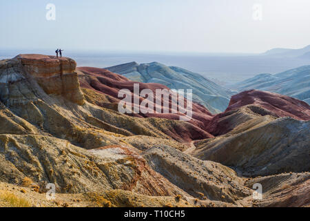 Se reposer au bord d'une falaise dans le contexte d'un paysage de montagne désert épique.. Altyn-Emel National Park. Kazakhstan Banque D'Images