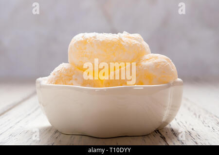 boulettes de riz mochi ou gluant sur une table en bois blanc Banque D'Images