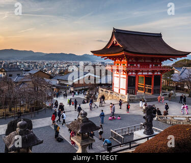 Fushimi Inari Shrine Kyoto au Japon. Le Fushimi Inari Taisha Temple du dieu Inari, situé dans le quartier de Fushimi, à Kyoto, au Japon. Banque D'Images