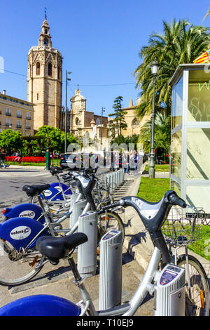 Valence location de vélos, location de vélos sur la Plaza de la Reina vélos dans la cathédrale de Valence Espagne Centre ville, partage de vélos Banque D'Images