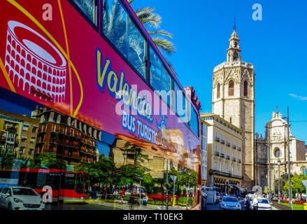 Valencia City Espagne vue de la cathédrale Valencia Plaza de la Reina - Queens Square Tour bus dans le centre-ville vieille ville Valencia Espagne Europe Valencia vue Banque D'Images