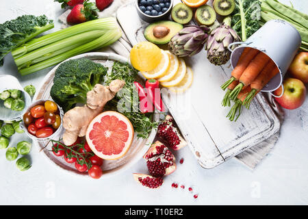 Fond d'aliments biologiques. Ingrédients de cuisine santé - fruits et légumes frais. Vue d'en haut Banque D'Images