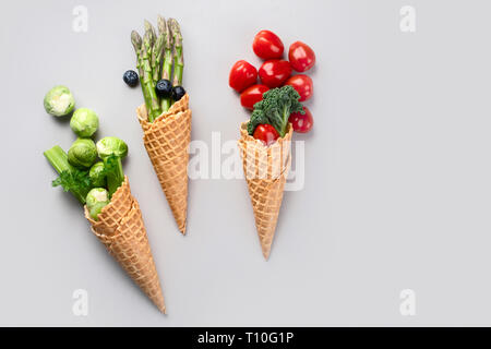 Les légumes frais et sain en cônes alvéolés sur fond gris. Régime Végétarien et Végétalien concept. Top View with copy space Banque D'Images