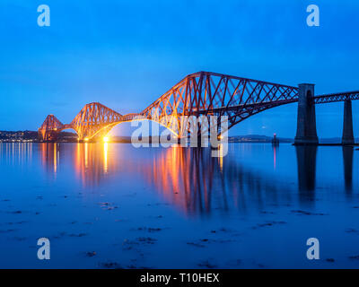 Le Pont du Forth Railway Bridge sur le Firth of Forth au crépuscule de South Queensferry Ville d'Edimbourg en Ecosse Banque D'Images