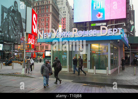 Département de la Police de New York police NYPD dans Times Square, New York City, NY, USA. Banque D'Images