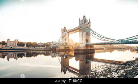 Tower Bridge à Londres spectaculaire au coucher du soleil Banque D'Images