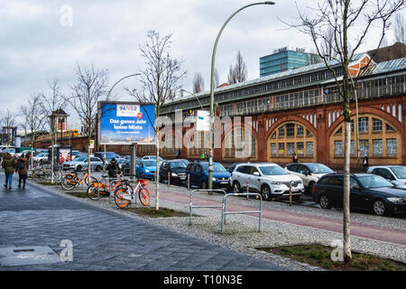 Berlin, Friedrichshain. U-Bahn Warschauer Strasse gare viaduc en brique avec plate-forme relevée Banque D'Images