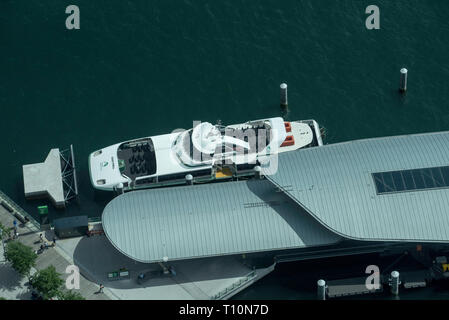 Depuis le 44e étage de l'un des tours de Barangaroo rend le port de Sydney et le nouveau traversier Supercat Barangaroo Wharf sont très petites. Banque D'Images