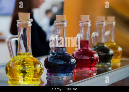 Cinq flacons de colorant alimentaire de couleur différente sur la vitrine, selective focus. Banque D'Images