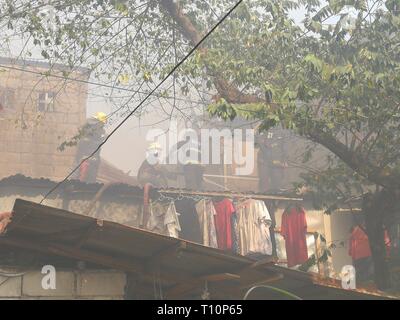 Quezon City, Philippines. Mar 20, 2019. 200 maisons ont été vidés et plus de 700 familles ont été affectées par un feu qui atteint en Damayang d'alarme générale Barangay Lagi, Quezon City. Aucune victime n'a été signalé. Sherbien Dacalanio : Crédit/Pacific Press/Alamy Live News Banque D'Images