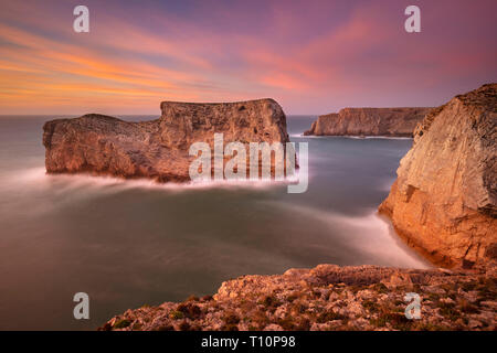 Dramatique ciel coucher de soleil côte Algarve rock sur le tas près du Cap St Vincent Costa Vicentina Sagres Portugal Algarve côte,Portugal Europe de l'UE Banque D'Images