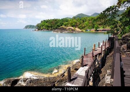 Sentier en bois et touristique à la côte volcanique de l'île tropicale Koh Chang, Thaïlande. Banque D'Images