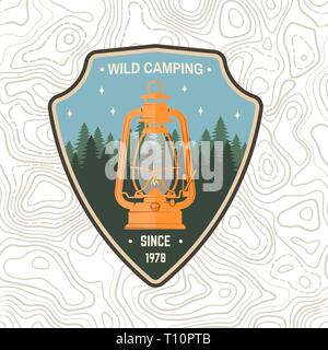 Camping sauvage patch. Vector illustration. Concept pour chemise, imprimer, stamp, de vêtements ou de pièce en t. Typographie vintage design avec lanterne camp et forêt d'ossature. Symbole de l'aventure de plein air Illustration de Vecteur