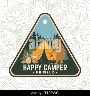 Happy Camping-patch. Être sauvage. Vecteur. Concept pour chemise ou logo, print, stamp, de vêtements ou de pièce en t. Typographie vintage design avec tente de camping, l'ours à lanterne, feu de camp et de la forêt d'ossature. Illustration de Vecteur