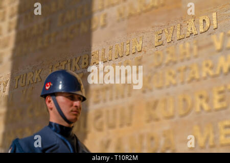 Ankara/Turquie - 10 mars 2019 : soldat turc garde Anıtkabir et les paroles d'Atatürk sur le mur en arrière-plan Banque D'Images