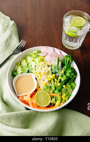 Série sur vegan gado gado salade. Cette salade est à la fois facile à faire et s'adapter aux ingrédients que vous avez autour. Banque D'Images