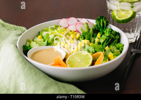 Série sur vegan gado gado salade. Cette salade est à la fois facile à faire et s'adapter aux ingrédients que vous avez autour. Banque D'Images