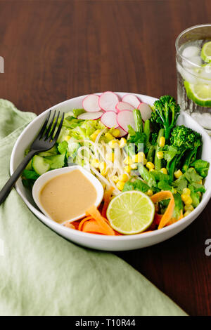 Série sur vegan gado gado salade. Cette salade est à la fois facile à faire et s'adapter aux ingrédients que vous avez autour. Banque D'Images