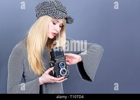 Portrait d'une jolie femme, tourné en studio sur un arrière-plan gris Banque D'Images