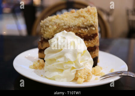 Fermé jusqu'à consistance légère crème fouettée servi avec de doux et aromatiques tarte banoffee cake Banque D'Images