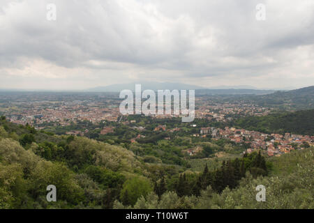 Vue panoramique à partir de Montecatini Alto sur la Valdinievole. Paysage de la Toscane, Italie. Banque D'Images