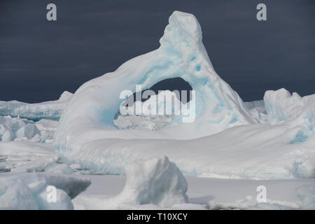 L'Antarctique, ci-dessous le cercle antarctique, Crystal Sound. Gros iceberg avec le trou dans la glace. Banque D'Images