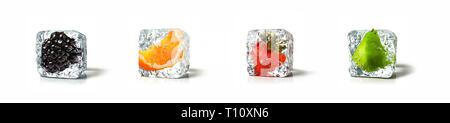 Fruits en cubes de glace isolés dans l'arrière-plan blanc Banque D'Images