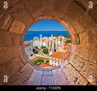 Les toits colorés ville de Zadar et de tours vue à travers la fenêtre en pierre, Dalmatie, Croatie Banque D'Images