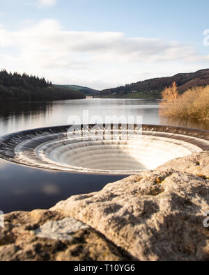 Le trou de trop-plein à Ladybower Reservoir, Derwent Valley, parc national de Peak District, Derbyshire, Royaume-Uni Banque D'Images