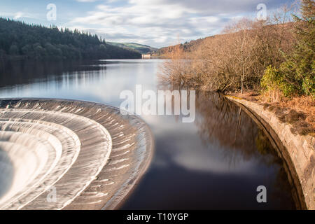 Le trou de trop-plein à Ladybower Reservoir, Derwent Valley, parc national de Peak District, Derbyshire, Royaume-Uni Banque D'Images