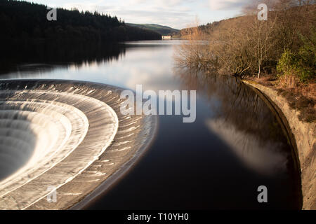 Le trou de trop-plein à Ladybower Reservoir, Derwent Valley, parc national de Peak District, Derbyshire, Royaume-Uni Banque D'Images