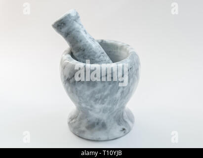 Mortier et pilon en granit sur fond blanc. Banque D'Images